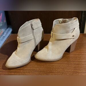 Justfab Cream ankle boots